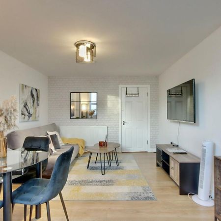 Southsea Getaway Apartment With Pool Table And Hot Tub بورتسماوث المظهر الخارجي الصورة