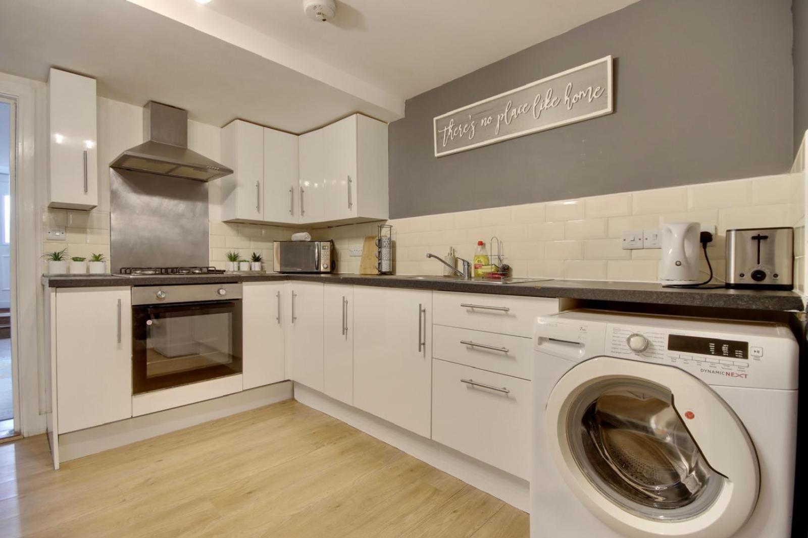 Southsea Getaway Apartment With Pool Table And Hot Tub بورتسماوث المظهر الخارجي الصورة