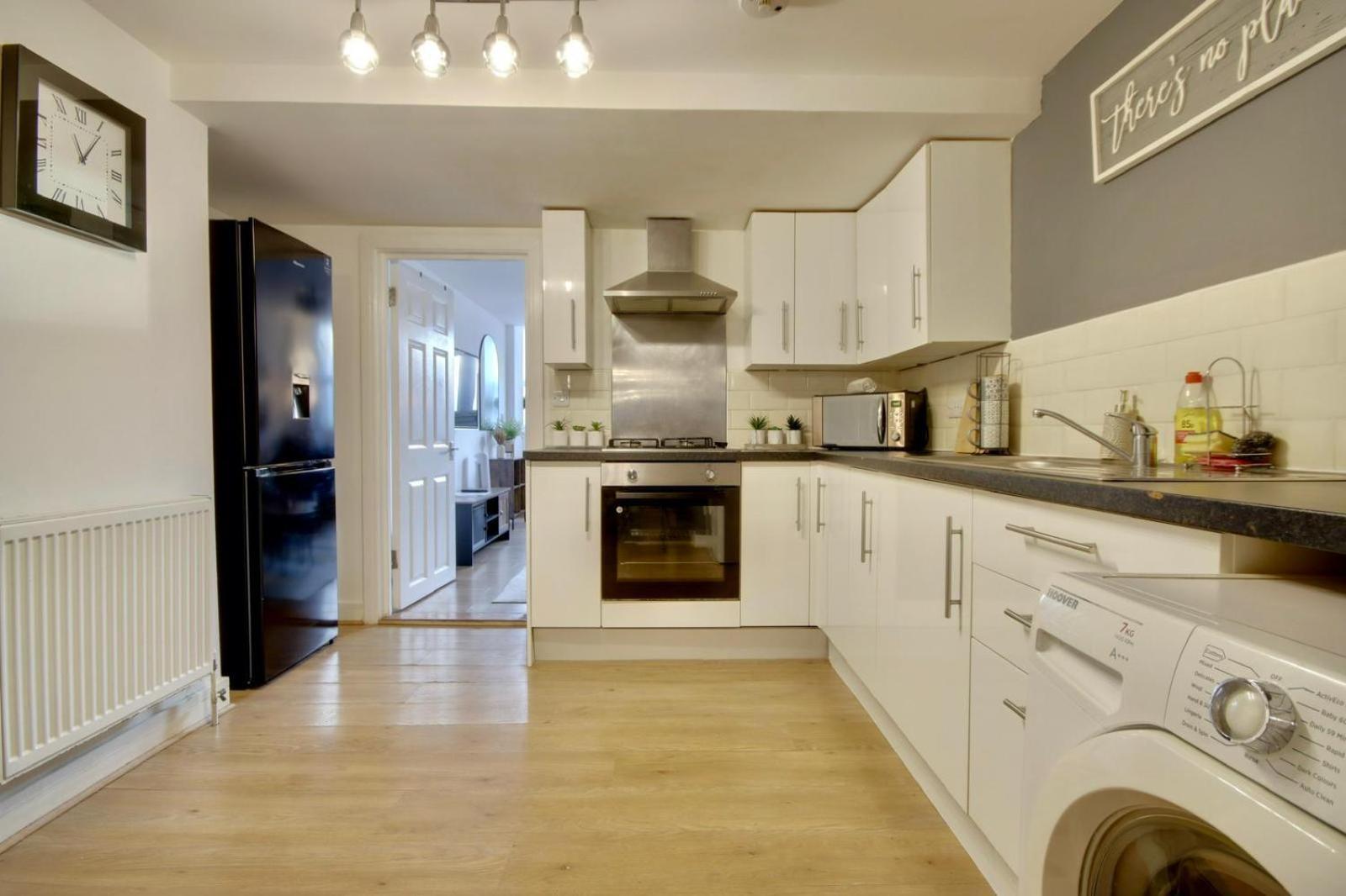 Southsea Getaway Apartment With Pool Table And Hot Tub بورتسماوث المظهر الخارجي الصورة