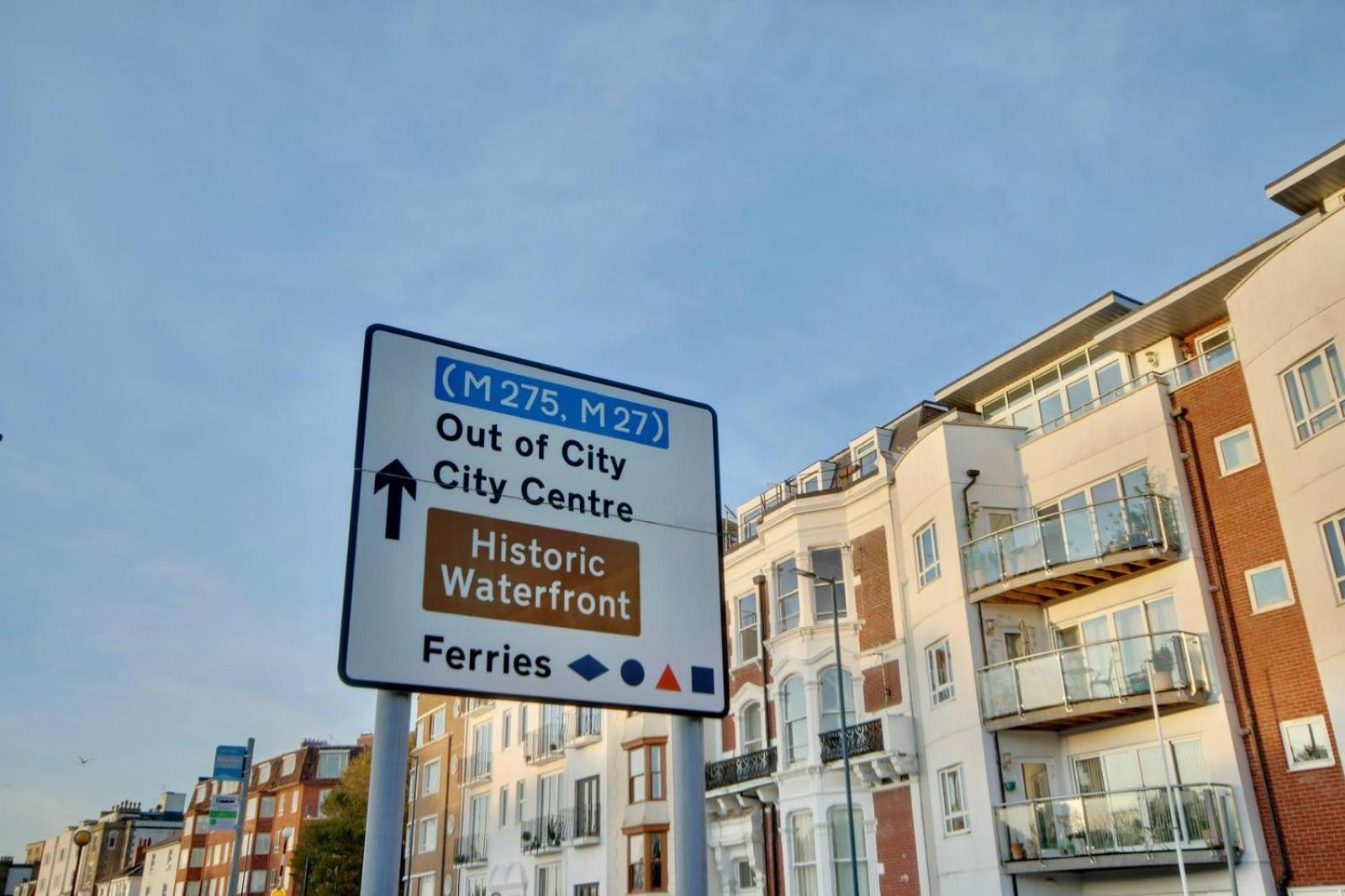 Southsea Getaway Apartment With Pool Table And Hot Tub بورتسماوث المظهر الخارجي الصورة