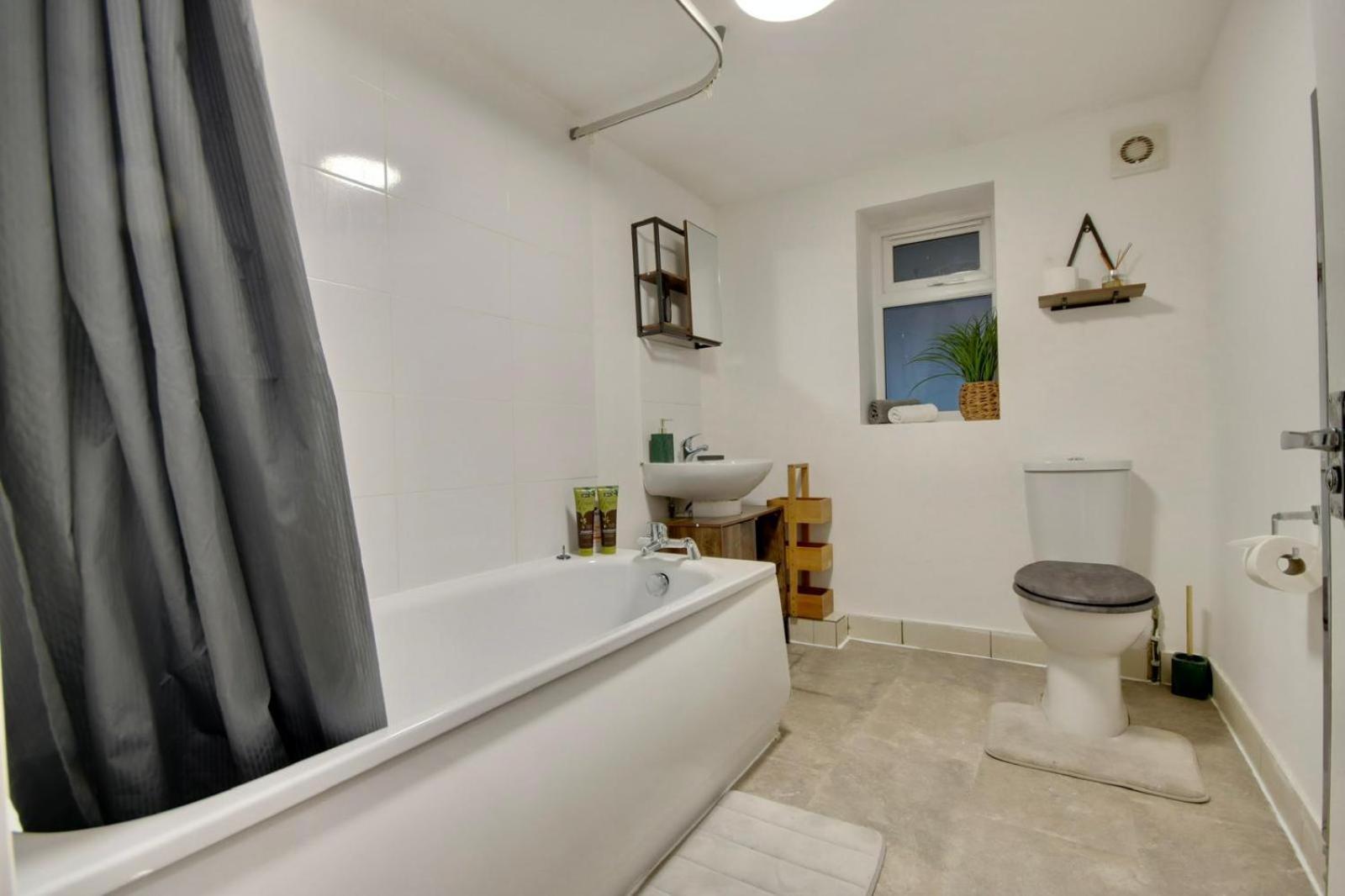 Southsea Getaway Apartment With Pool Table And Hot Tub بورتسماوث المظهر الخارجي الصورة